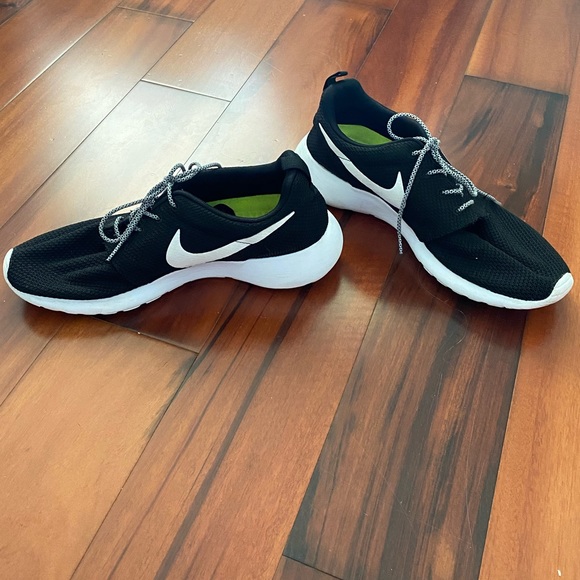 Nike Roshe One ID Women’s Shoe Black/White - Picture 8 of 8